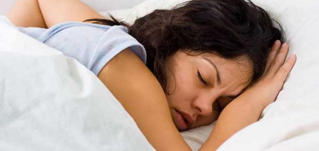 مخاطر النوم على البطن للحامل