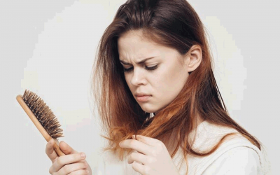 أسباب تساقط الشعر بعد الولادة وطرق العلاج