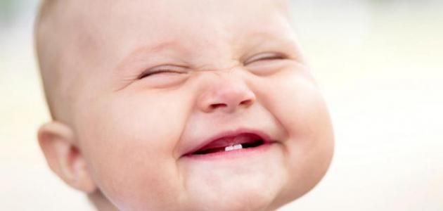 ما هي علامات ظهور الأسنان عند الرضع