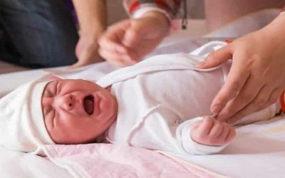 اسباب وعلاج الم البطن عند الاطفال